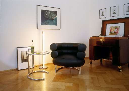 Image 1: The furniture from the Bauhaus era that has been reissued today fits into any ambience. Walter Gropius sofas and Marcel Breuer's shelving system with American walnut veneer, combined with the new console trolley produced in the Bauhaus style, make the furnishings appear valuable but not overwhelming. Photo: Tecta. www.tecta.de